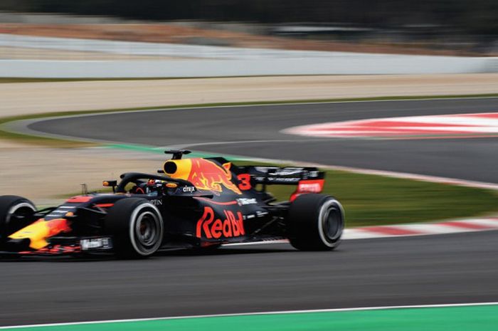 Pebalap Red Bull, Daniel Ricciardo, mencetak waktu putaran terbaik pada hari pertama tes pramusim F1 di Sirkuit Catalunya, Barcelona, Spanyol, Senin (26/2/2018).