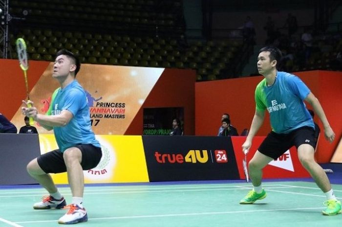 Pasangan ganda putra Hendra Setiawan (Indonesia, kiri)/Tan Boon Heong (Malaysia), mengembalikan kok 