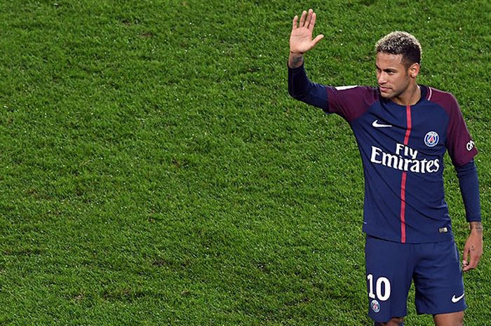 Striker Paris Saint-Germain, Neymar, menyapa pendukung tim usai partai melawan Olympique Lyon dalam laga lanjutan Liga Prancis 2017-2018 di Stadion Parc des Princes, Paris, pada 17 September 2017.