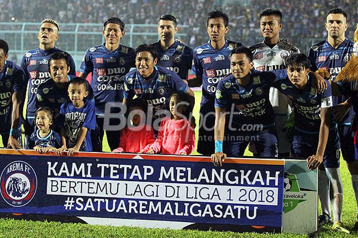 Pemain Arema berpose menjelang laga melawan Semen Padang pada pekan ke-32 Liga 1 di Stadion Kanjuruhan Malang, Jawa Timur, Sabtu (04/11/2017) malam.