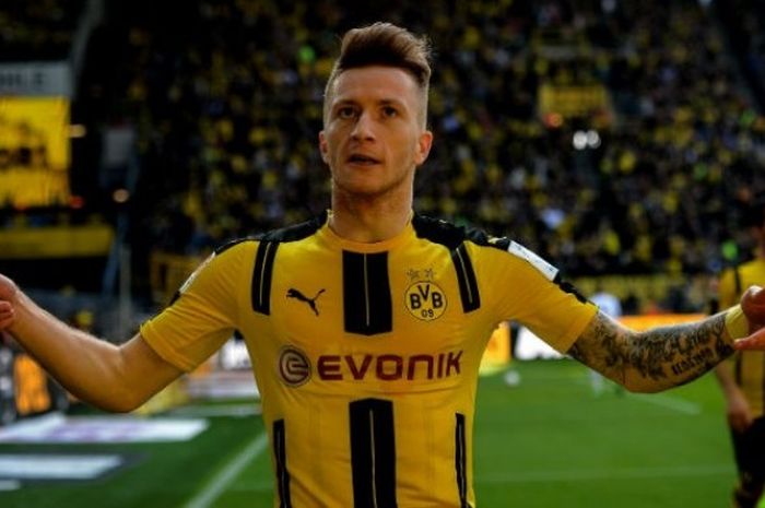 Bintang Borussia Dortmund, Marco Reus, merayakan golnya ke gawang Hoffenheim pada laga lanjutan Liga Jerman di Stadion Signal Iduna Park, Jerman, Sabtu (6/5/2017). 