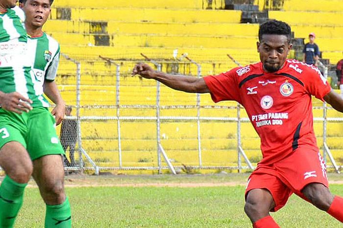 Penyerang Semen Padang, Elthon Maran (kanan), melakukan tembakan saat melawan Solok FC dalam laga uji coba di Stadion H. Agus Salim, Padang, pada Selasa (23/1/2018).