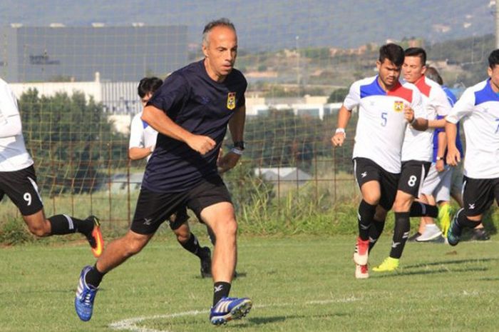 Asisten pelatih Laos asal Turki, Kale Mehmet Fatih sedang memimpin pemusatan latihan di Katalunya, Spanyol pada Sabtu pagi (8/9/2018).