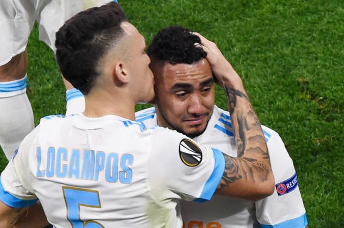  Kapten Olympique Marseille, Dimitri Payet, meninggalkan lapangan dalam kondisi cedera sambil menangis  dan dipeluk rekan setimnya, Lucas Ocampos, dalam laga final Liga Europa melawan Atletico Madrid, Kamis (17/5/2018) dini hari WIB di Parc OL, Lyon. 