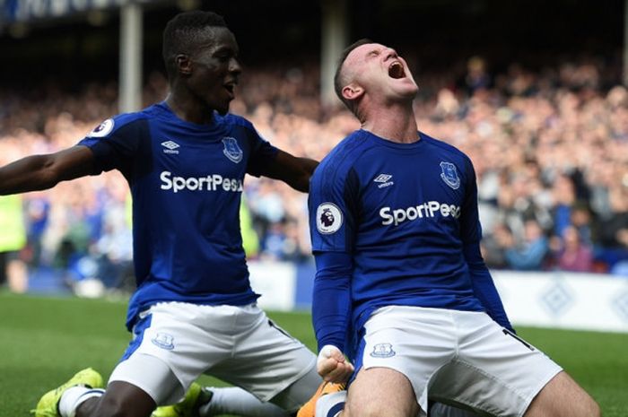 Striker Everton, Wayne Rooney, merayakan gol yang dia cetak ke gawang Stoke City dalam laga Liga Inggris di Stadion Goodison Park, Liverpool, pada 12 Agustus 2017.