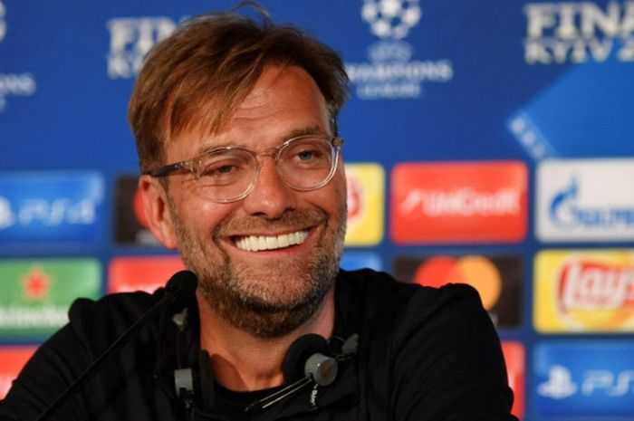 Pelatih Liverpool FC, Juergen Klopp, tersenyum dalam konferensi pers di Stadion Olimpiyskiy, Kiev, Ukraina pada 25 Mei 2018.