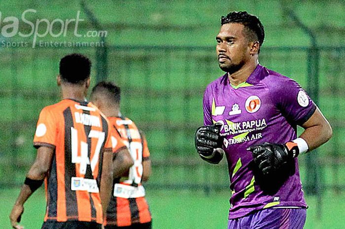 Kiper Perseru Serui, Samuel Reimas, saat tampil melawan Sriwijaya FC pada pekan ke-11 Liga 1 2018 di Stadion Gajayana Malang, Jawa Timur, Minggu (27/05/2018) malam.