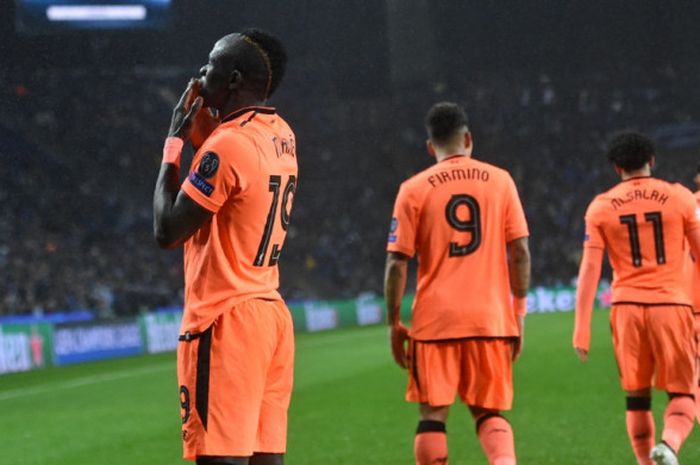 Pemain Liverpool FC, Sadio Mane (kiri), merayakan gol yang dia cetak ke gawang FC Porto dalam laga leg pertama babak 16 besar Liga Champions di Stadion Do Dragao, Porto, Portugal, pada 14 Februari 2018.   