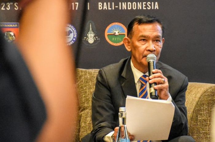 Sekjen AFF, Dato' Sri Azzudin menjelaskan ke awak media soal terpilihnya Wakil Ketua Umum PSSI, Djoko Driyono sebagai Wakil Presiden AFF di Nusa Dua, Bali, Sabtu (24/9/2017).