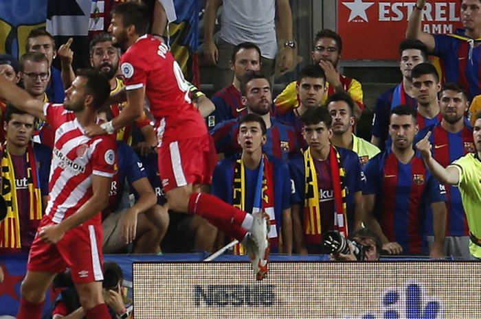 Selebrasi penyerang Girona, Cristhian Stuani (kiri), seusai mencetak gol ke gawang Barcelona dalam laga Liga Spanyol 2018-2019 di Stadion Camp Nou, Barcelona, Spanyol, pada Minggu (23/9/2018).