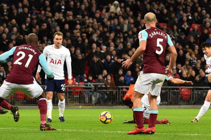 Pemain Tottenham Hotspur, Son Heung-Min (kanan), melepaskan tembakan dalam laga Liga Inggris kontra West Ham United di Stadion Wembley, London, pada 4 Januari 2017.