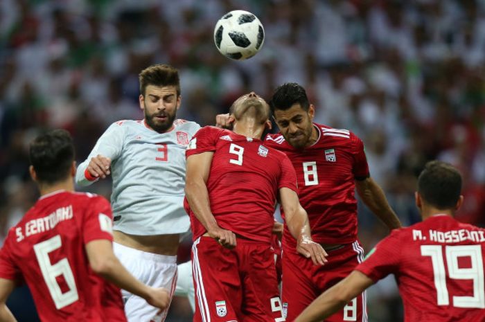 Bek Timnas Spanyol, Gerard Pique (putih), beraksi dalam laga Grup B Piala Dunia 2018 melawan Iran, Rabu (20/6/2018) di Kazan Arena, Kazan. 