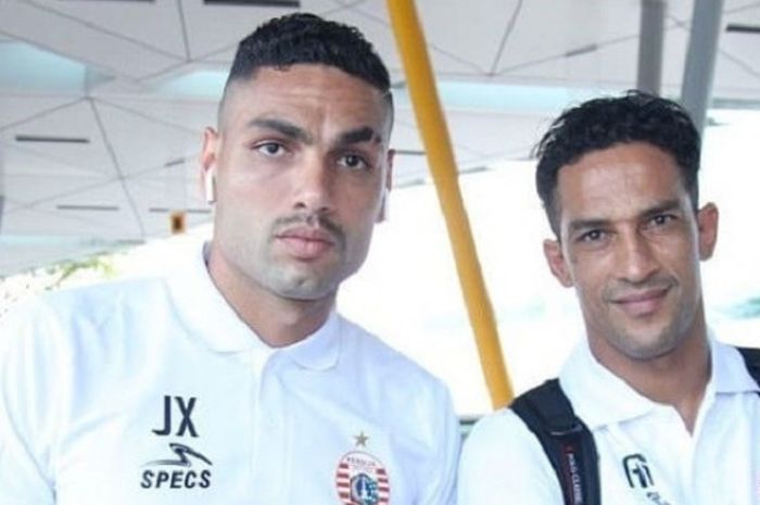 Jaimerson da Silva dan Addison Alves berfoto ketika perjalanan di Singapura, Minggu (22/4/2018)