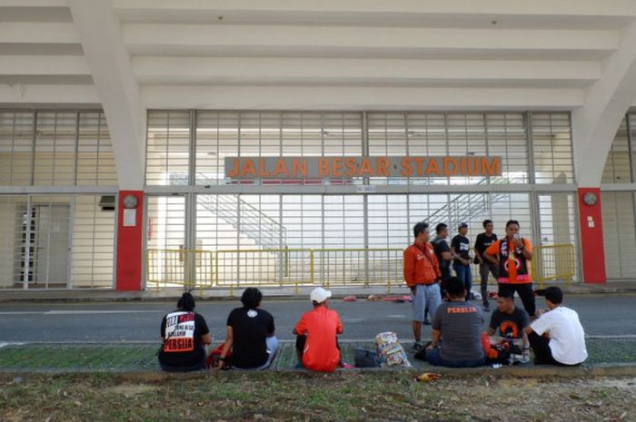 Sejumlah Jakmania sudah berada di depan Stadion Jalan Besar, Singapura beberapa jam sebelum Persija dijamu Home United pada semifinal zona ASEAN Piala AFC 2018, Selasa (8/5/2018) malam. 