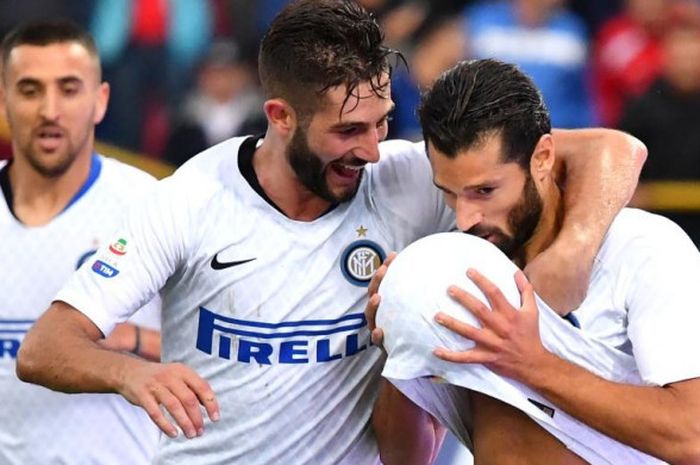 Antonio Candreva (kanan) merayakan gol dia untuk Inter Milan ke gawang Bologna dalam lanjutan Liga Italia di Stadion Renato Dall'Ara, Bologna, 1 September 2018.