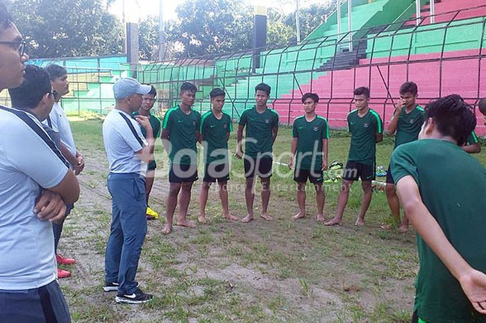 Pelatih timnas U-16 Indonesia, Fakhri Husaini memberi arahan kepada pemainnya saat berlatih di Stadion Teladan Medan, Jumat (24/8) pagi.