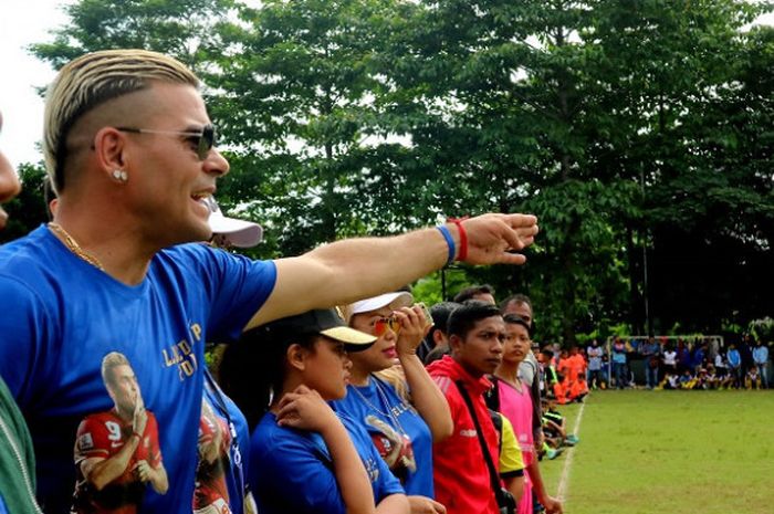 Striker naturalisasi Indonesia, Cristian Gonzales saat menghadiri turnamen usia dini El Loco Cup 2018 di lapangan Kalisurak, Lawang, Kabupaten Malang pada Sabtu (6/1/2018). 