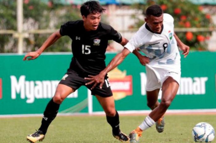 Pemain bertahan timnas U-19 Thailand (kiri) mencoba menghadang laju pilar lini depan timnas U-19 Timor Leste pada laga perdana Grup A Piala AFF U-18 edisi 2017 di Stadion Thuwunna, Myanmar pada Senin (4/9/2017) sore. 