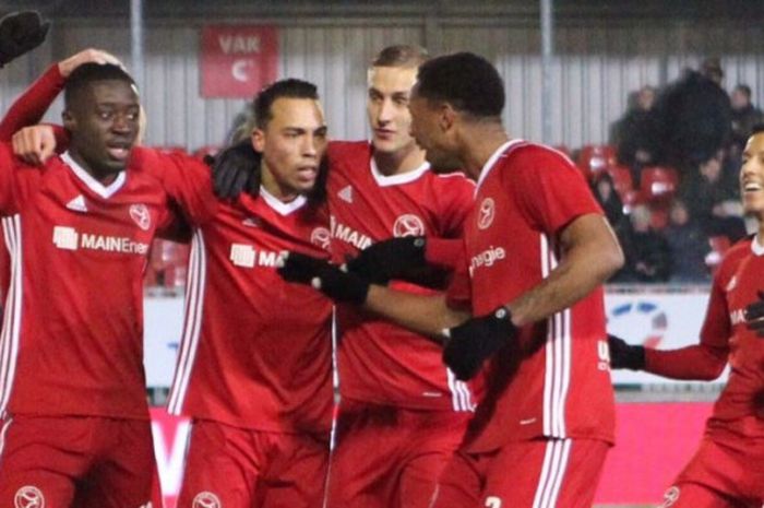 Selebrasi para pemain Almere City usai mencetak gol ke gawang Go Ahead Eagles, di Stadion Mitsubishi Forklift, Jumat (16/2/2018).