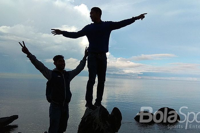 Ferry aman Saragih berpose bersama Dwi Kuswanto di tepi pantai Serui.