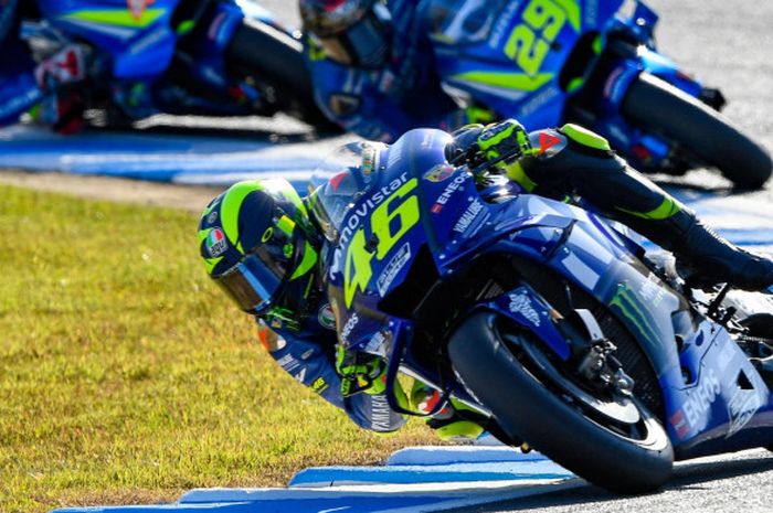 Valentino Rossi berada di depan Andrea Iannone dan Alex Rins pada balapan MotoGP Jepang di Twin Ring Motegi, Jepang, Minggu (21/10/2018).