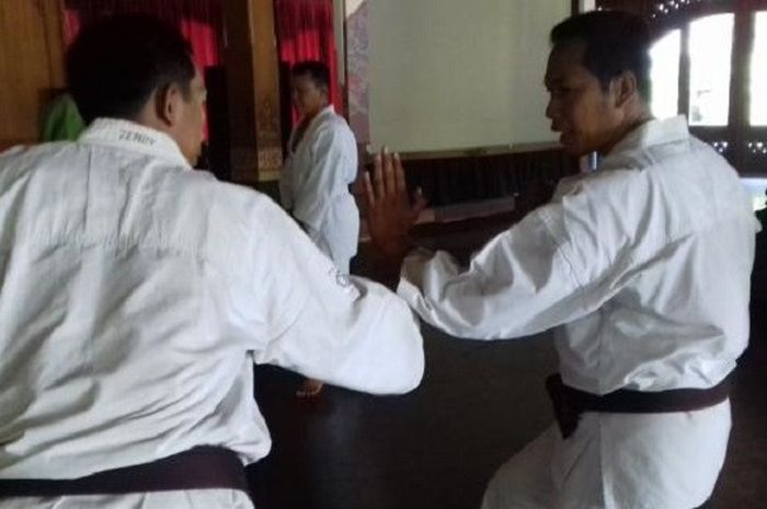 Pelatih kempo di Dojo Pemerintah Kota Surakarta, Muhammad Rudyanto sedang memraktikkan teknik kempo, di Pendhapi Gede Balai Kota Surakarta. 