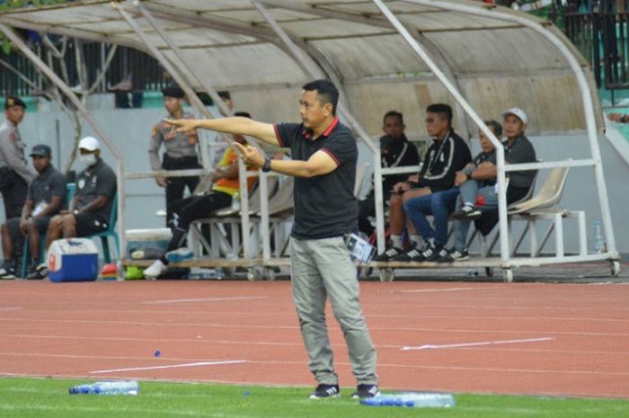 Pelatih PSIS Semarang, Jafri Sastra, saat memberikan arahan kepada anak-anak asuhnya pada laga kontra Persipura Jayapura di Stadion Moch Soebroto, Sabtu (1/12/2018).