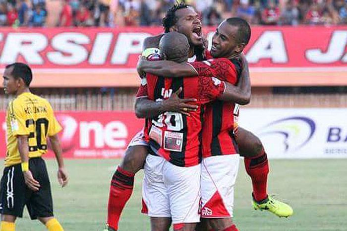 Pemain Persipura Jayapura merayakan gol saat melawan Semen Padang dalam laga pekan ke-23 Liga 1 di Stadion Stadion Mandala, Jayapura, pada Senin (4/9/2017).