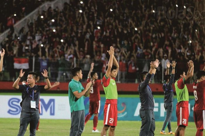     Pemain timnas U-19 Indonesia melakukan Nusantara Clap usai laga melawan timnas U-19 Filipina di ajang Piala AFF U-19, Kamis, 5 Juli 2018.    