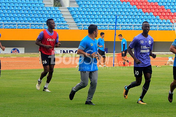 Pemain Sriwijaya FC, Makan Konate dkk, melakukan latihan ringan di stadion Gelora Sriwijaya Jakabaring Palembang. 