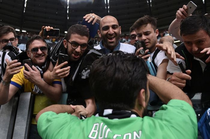 Kiper Juventus, Gianluigi Buffon, menyapa suporter seusai laga Liga Italia kontra Hellas Verona di Stadion Allianz, Turin pada 19 Mei 2018.