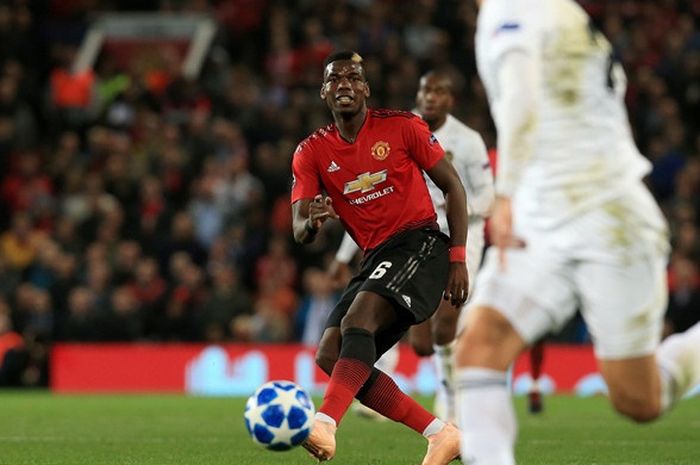 Gelandang Manchester United, Paul Pogba (kiri), mengontrol bola dalam laga Grup H Liga Champions kontra Valencia di Stadion Old Trafford, Manchester, Inggris pada 2 Oktober 2018.