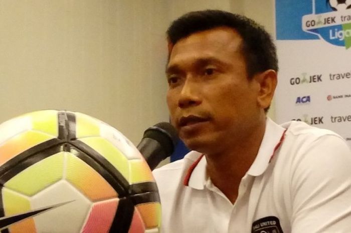 Pelatih Bali United, Widodo Cahyono Putro, dalam sesi tanya jawab di Hotel Natya, Kuta, Bali, 30 Mei 2017.