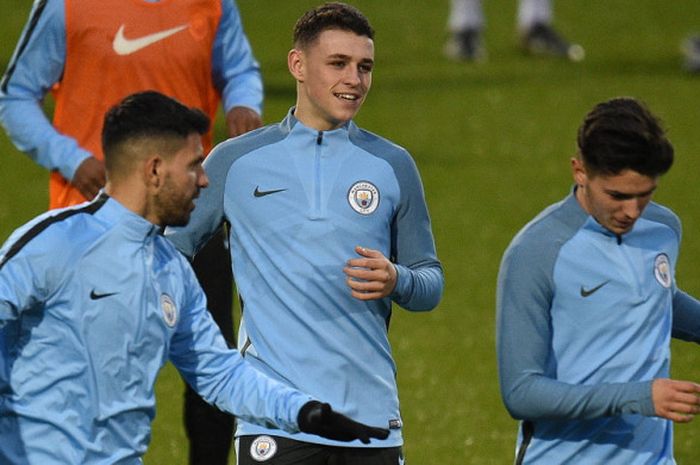 Gelandang Manchester City, Phil Foden (tengah), bersama striker Sergio Aguero (kiri) dalam sesi latihan tim di City Football Academy, Manchester, Inggris, pada 20 November 2017.