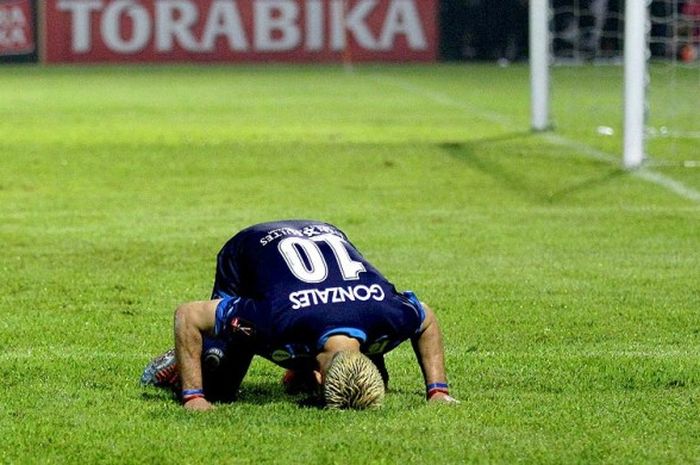 Penyerang Arema FC, Cristian Gonzales, bersujud syukur usai mencetak gol ke gawang Semen Padang dalam laga semifinal leg kedua Piala Presiden 2017 yang berakhir dengan skor 5-2 di Stadion Kanjuruhan Malang, Jawa Timur, Minggu (05/03/2017). 