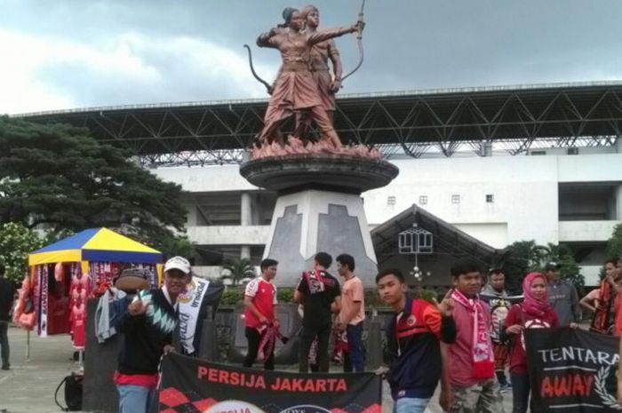 Pendukung Persija Jakarta berfoto di depan patung Panahan, salah satu ikon Stadion Manahan, jelang laga kontra PSMS Medan pada Sabtu (10/2/2018).