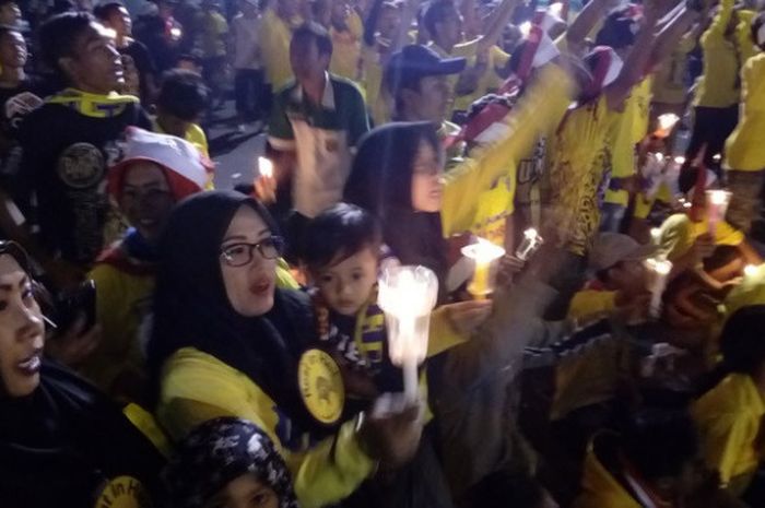 Ultrasmania melakukan aksi boikot menyaksikan pertandingan Persegres kontra Persipura di sisi luar sebelah Utara stadion Petrokimia, Senin (14/8/2017) malam.