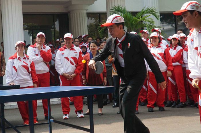 Presiden Joko Wisoso dan Ketua Komite Olimpiade Indonesia (KOI) Erick Thohir berpasangan bermain pingpong di sela-sela pelepasan kontingen Indoensia ke SEA games 2017 di Istana Kepresidenan, Senin (7/8/2017)