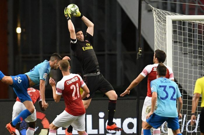 Kiper Arsenal, Petr Cech, menangkap bola dalam laga International Champions Cup kontra Atletico Madrid di Singapura pada 26 Juli 2018.