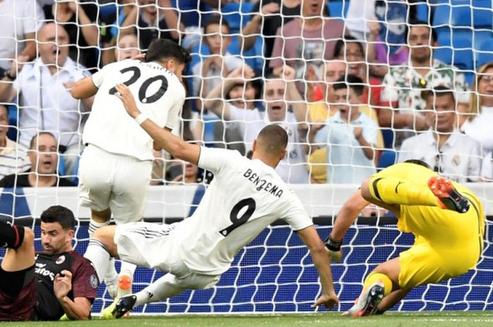 Penyerang Real Madrid, Karim Benzema (kedua dari kanan), mencetak gol ke gawang AC Milan dalam laga Trofeo Santiago Bernabeu di Stadion Santiago Bernabeu, Madrid, Spanyol pada 11 Agustus 2018.