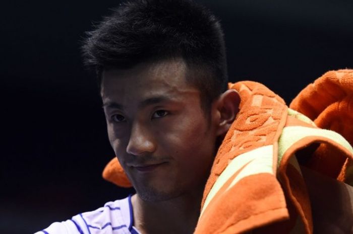  Pemain tunggal putra China, Cheng Long, menyeka keringat di sela-sela pertandingan pada partai pertama babak semifinal Piala Thomas melawan Son Wan-ho (Korea Selatan) di Kunshan Sports Center, Kunshan, China, Kamis (19/5/2016). 