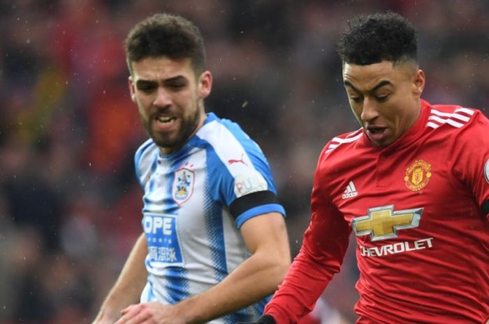 Jesse Lingard (kanan) saat beraksi dalam partai Liga Inggris Manchester United lawan Huddersfield di Old Trafford, 3 Februari 2018.