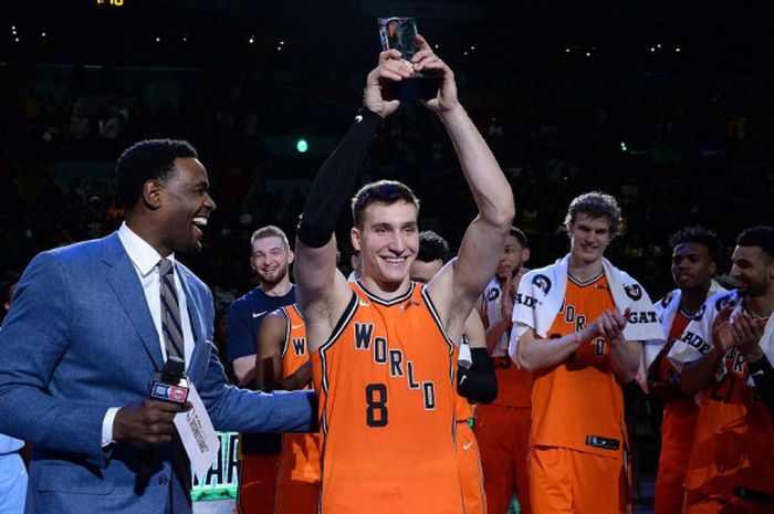 Pebasket Sacramento Kings asal Serbia yang membela Tim Dunia, Bogdan Bogdanovic, mengangkat trofi MVP yang diraihnya setelah mengantar Tim Dunia mengalahkan Tim USA, 155-124, pada laga Rising Star Challenge di Staples Center, Los Angeles, California, Amerika Serikat, Jumat (16/2/2018) malam waktu setempat atau Sabtu pagi WIB.