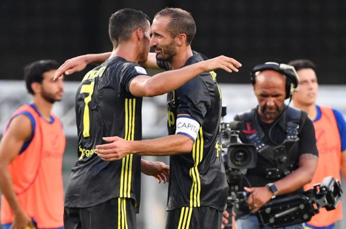 Megabintang Juventus, Cristiano Ronaldo, merayakan kemenangan timnya bersama Giorgio Chiellini, seusai laga Liga Italia kontra Chievo di Stadion Marcantonio Bentegodi, Verona pada 18 Agustus 2018.