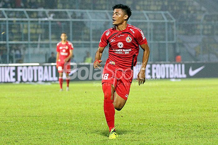 Gelandang Semen Padang, Irsyad Maulana, saat tampil melawan Arema FC pada pekan ke-32 Liga 1 di Stadion Kanjuruhan Malang, Jawa Timur, Sabtu (04/11/2017) malam.