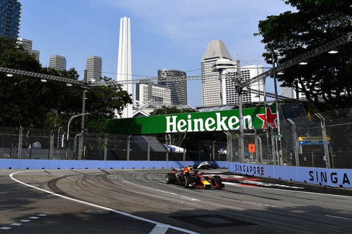 Pebalap Red Bull Racing, Daniel Ricciardo, memimpin catatan waktu lap pada sesi latihan bebas 1 GP Singapura di Sirkuit Marina Bay, Jumat (14/9/2018).