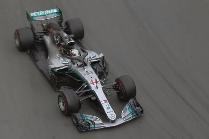 Aksi Lewis Hamilton (Mercedes) saat mengikuti sesi balapan F1 GP Azerbaijan 2018 yang berlangsung Minggu (29/4/2018).