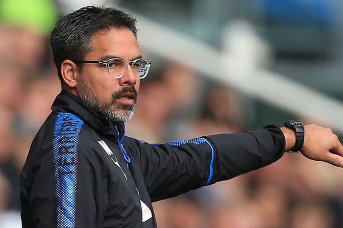 Pelatih Huddersfield Town, David Wagner, memberikan instruksi kepada tim asuhannya saat tampil melawan Tottenham Hotspur dalam laga lanjutan Liga Inggris 2017-2018 di Stadion John Smith's, Huddersfield, Inggris, pada 20 September 2017.