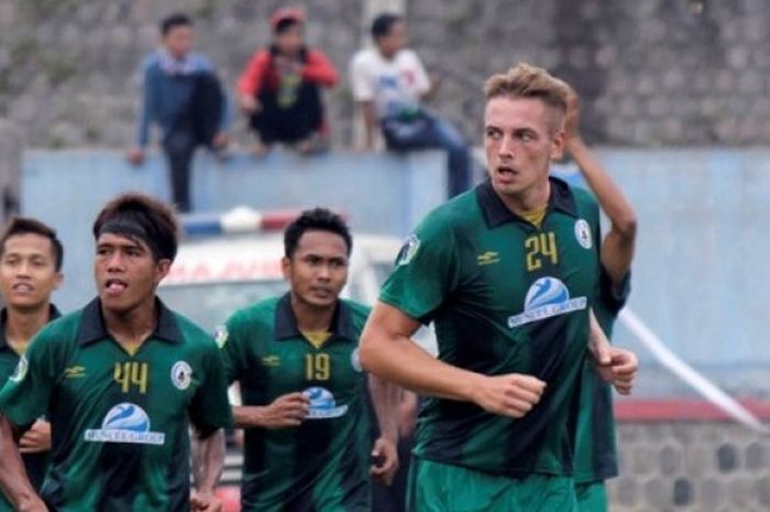 Bek asal Belanda, Kristian Adelmund, kembali memakai seragam PSS Sleman, salah satu klub yang membesarkan namanya di Indonesia. 