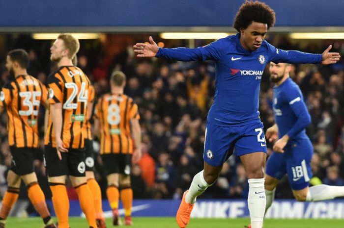 Pemain sayap Chelsea, Willian, melakukan selebrasi setelah mencetak gol ke gawang Hull City pada laga babak 16 besar Piala FA di Stadion Stamford Bridge, Jumat (16/2/2018) waktu setempat atau Sabtu dini hari WIB.